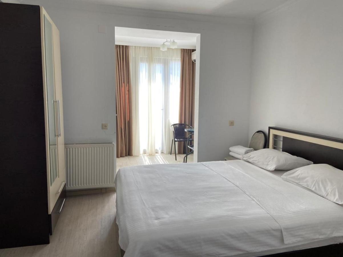 Gulnasi'S Guesthouse Батуми Екстериор снимка