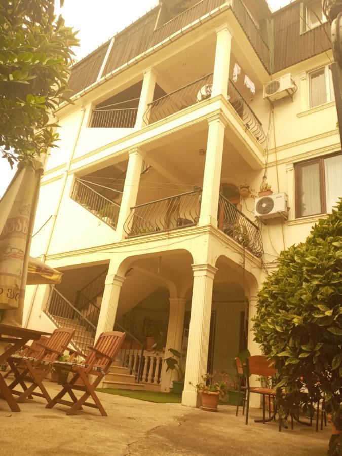 Gulnasi'S Guesthouse Батуми Екстериор снимка