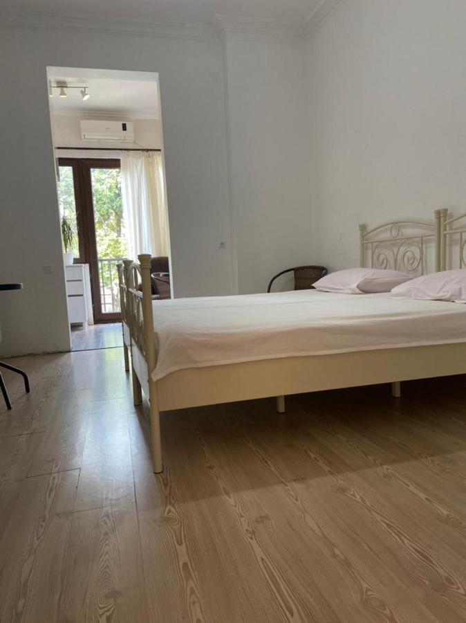 Gulnasi'S Guesthouse Батуми Екстериор снимка