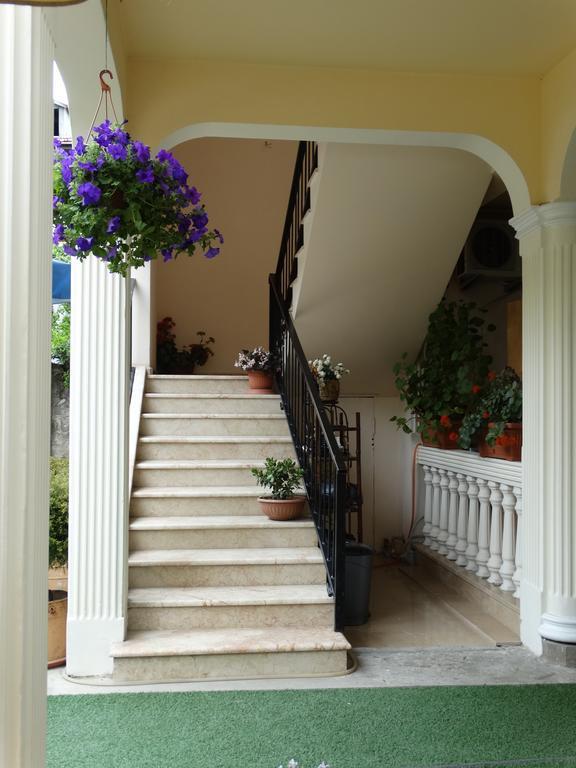 Gulnasi'S Guesthouse Батуми Екстериор снимка
