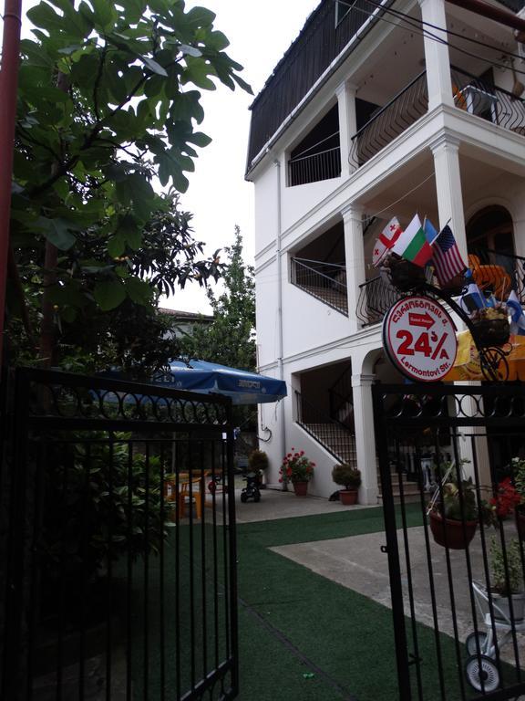 Gulnasi'S Guesthouse Батуми Екстериор снимка