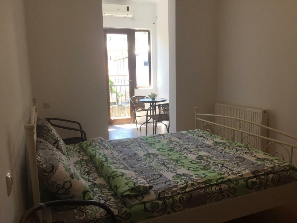 Gulnasi'S Guesthouse Батуми Екстериор снимка