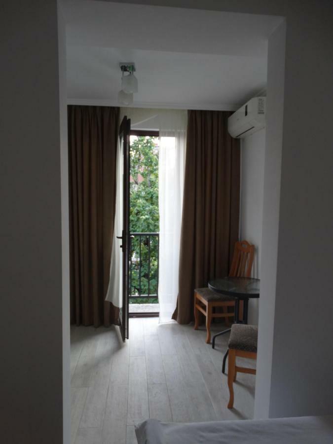 Gulnasi'S Guesthouse Батуми Екстериор снимка