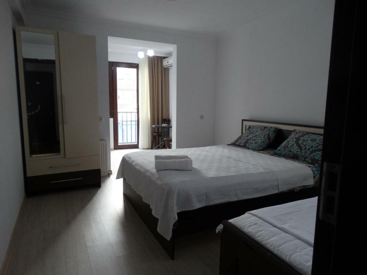 Gulnasi'S Guesthouse Батуми Екстериор снимка