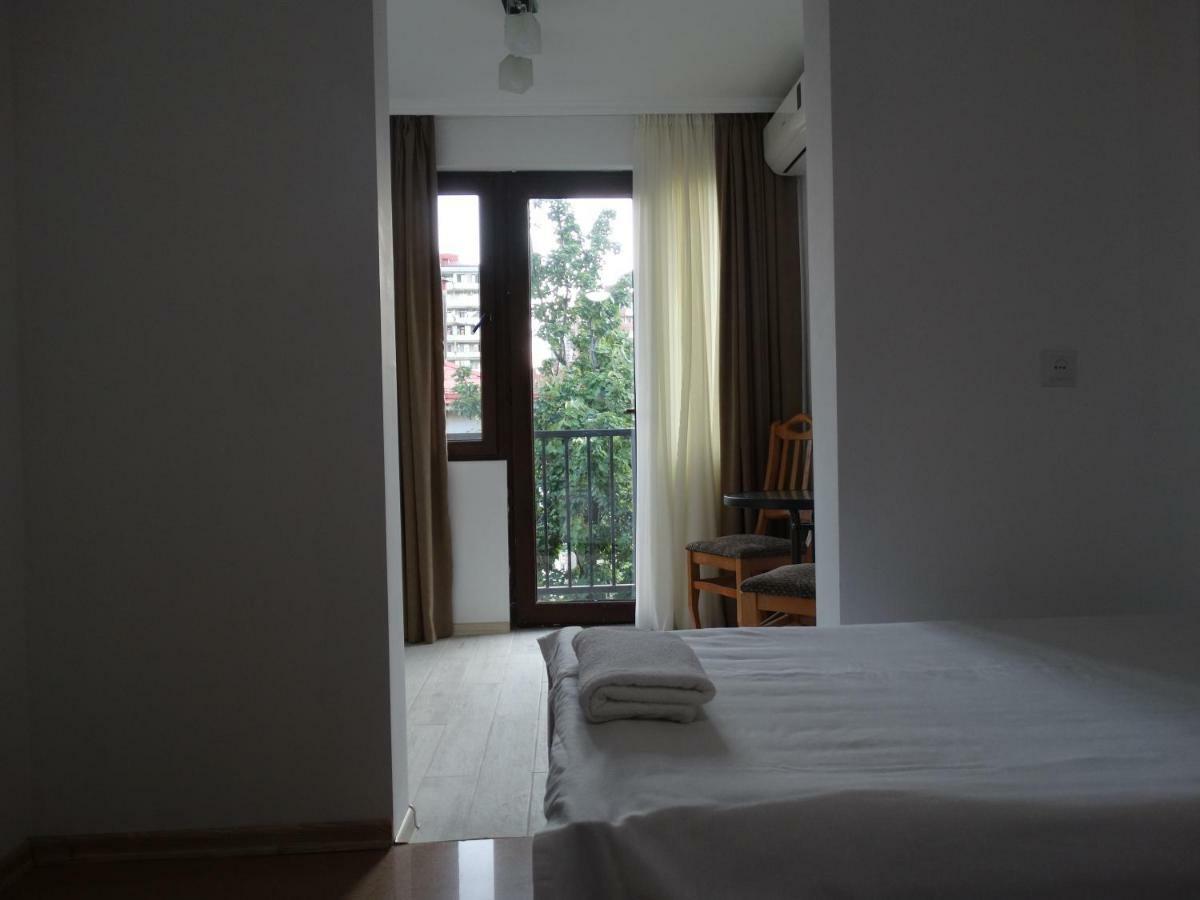 Gulnasi'S Guesthouse Батуми Екстериор снимка