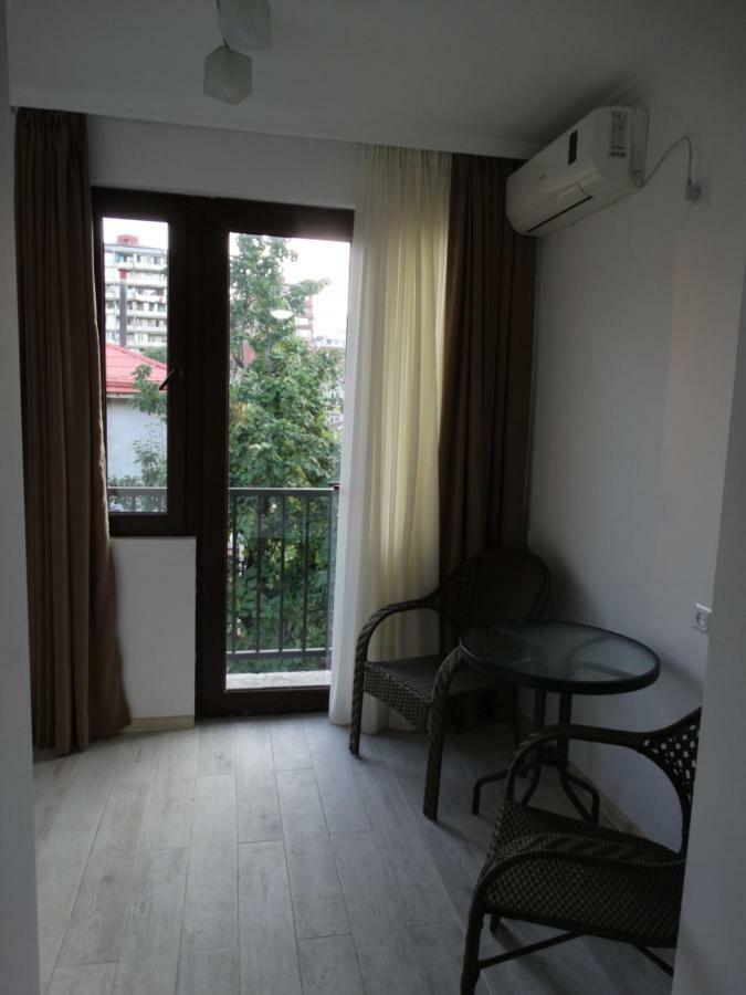 Gulnasi'S Guesthouse Батуми Екстериор снимка