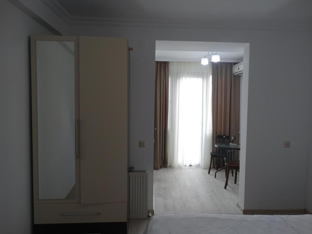 Gulnasi'S Guesthouse Батуми Екстериор снимка